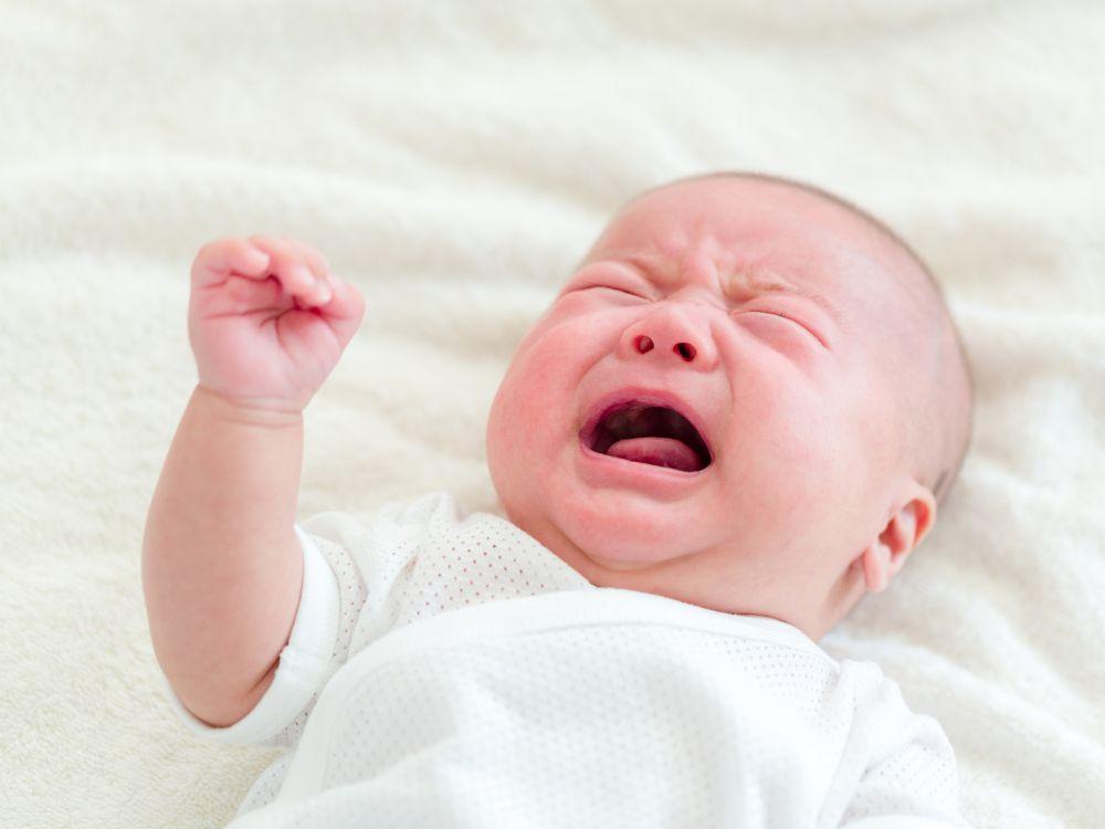 Entendendo as razões de um bebê chorando muito durante a noite